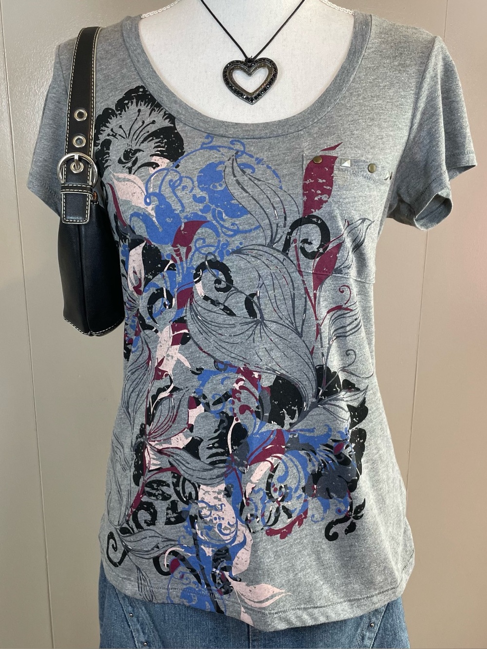 L.e.i 2010 Floral Grunge Rocker Junior Medium Grey Shirt
